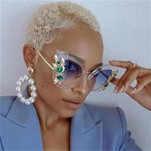 Load image into Gallery viewer, New Fashion Green Diamond Oversized Sunglasses Women Designer Luxury Cat Eye Sunglasses Transparent Frame Vintage Shades 0067